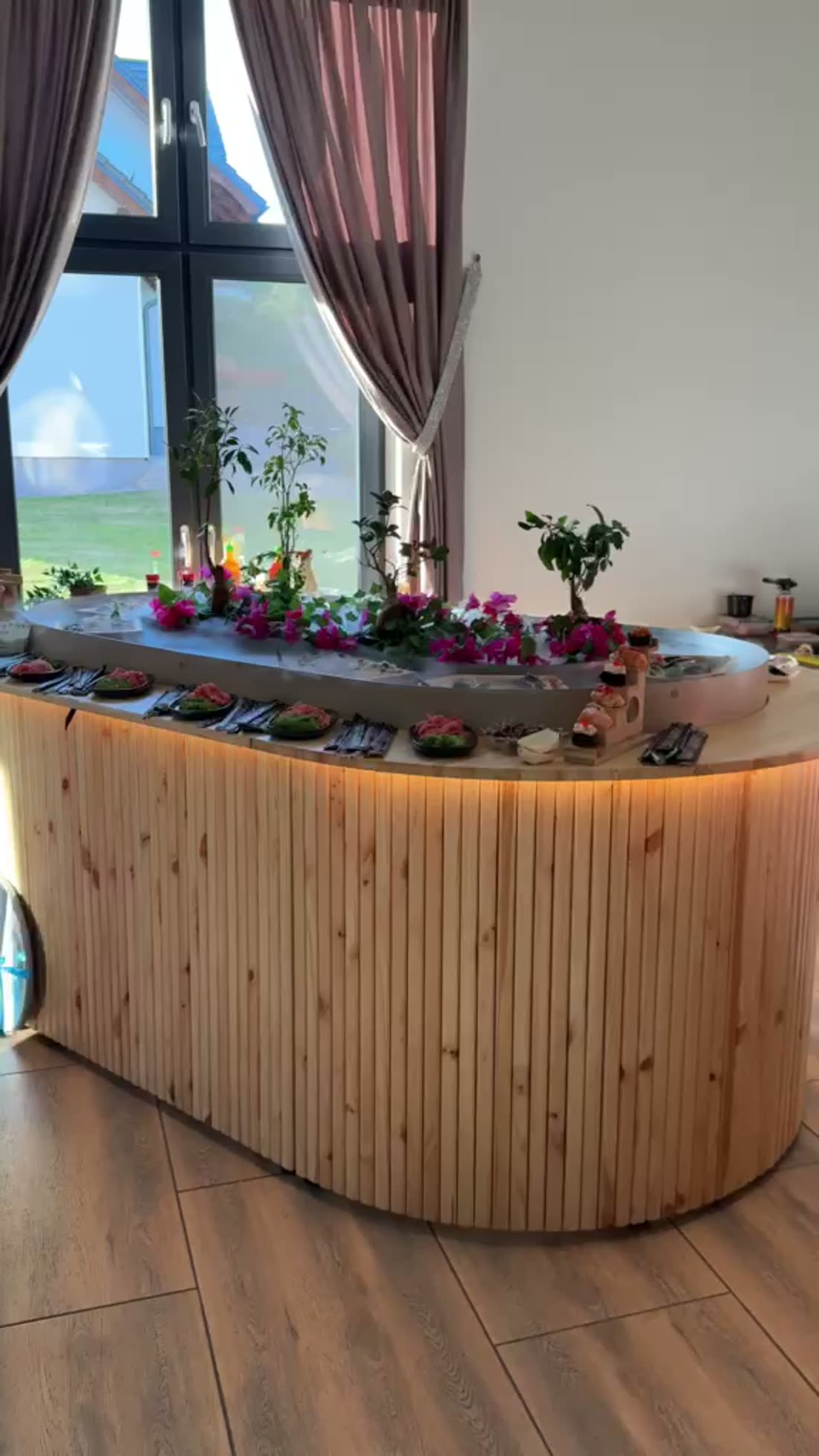 Sushi set out along the serving rim